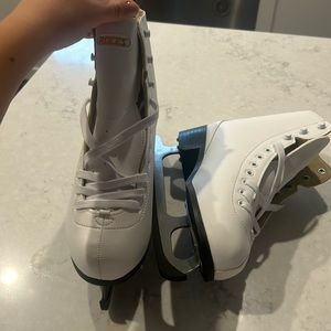 brand new ice skates! never worn. ever. size 8